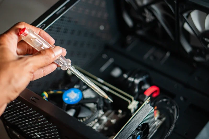 Home Tècnic arreglant l'interior d'una torre d'ordinador